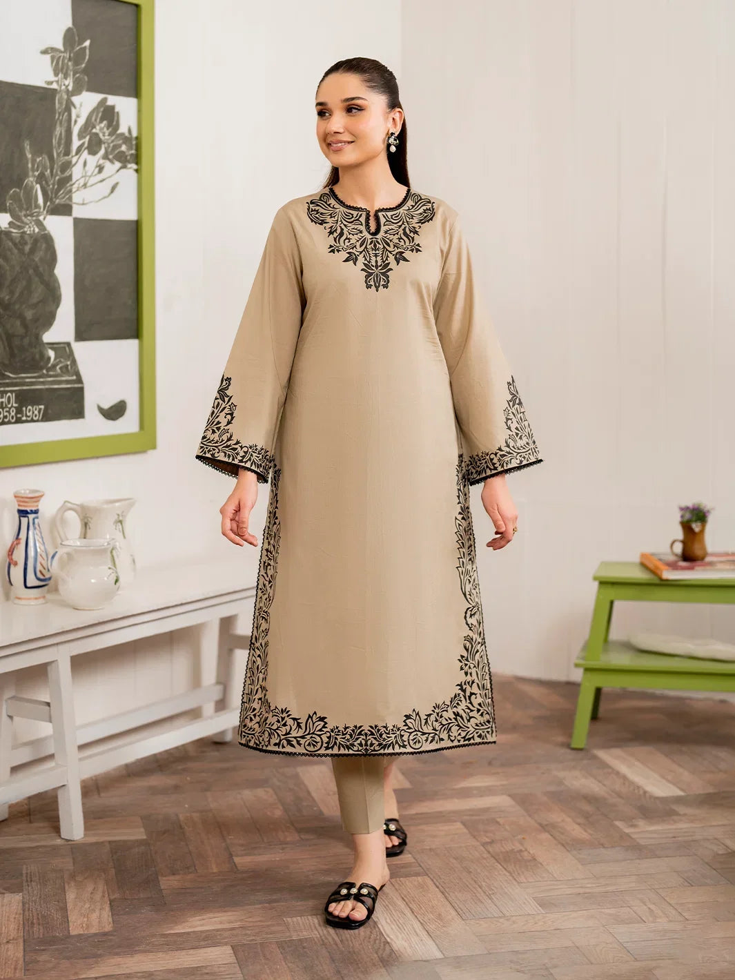 GRANDEUR LAWN 3PC EMBROIDERED SUIT